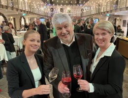 Sie freuten sich über die erfolgreiche 26. Weingala im Mercure Tagungs- & Landhotel Krefeld (v. l.): (Bildquelle: Mercure Tagungs- & Landhotel Krefeld)