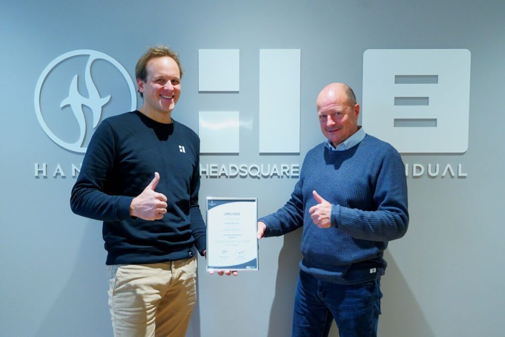 Daumen hoch: Geschäftsführer Michael Mayr und Gesundheitsmanager Dr. Lukas Paa mit der Auszeichnung (© Headsquare GmbH )