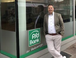 Finanzierungsspezialist Dirk de Geus vor dem neuen Beratungsbüro in der Osterstraße. (Die Bildrechte liegen bei dem Verfasser der Mitteilung.)