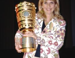 Petra Vieten beim Pokalfinale in Berlin mit original DFB-Pokal (Die Bildrechte liegen bei dem Verfasser der Mitteilung.)