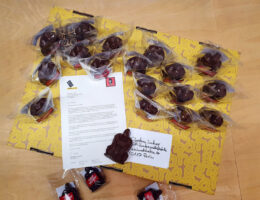 Zusammen mit einem Brief erhält Christian Lindner ein Paket mit Angry Gorillas aus Schokolade (Die Bildrechte liegen bei dem Verfasser der Mitteilung.)