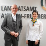 Landrat Dr. Klaus Metzger mit Katrin Krauß-Herkert (Bildquelle: © Landratsamt Aichach-Friedberg