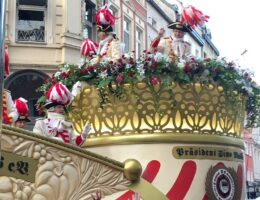 BLÜTENWERK – Langlebige Kunstblumenarrangements für die Kölner Karnevalssession