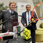 DTB-Präsident Dietloff von Arnim (links) und Yildiray Karaer (Corendon) sind jetzt Tennispartner. (Die Bildrechte liegen bei dem Verfasser der Mitteilung.)