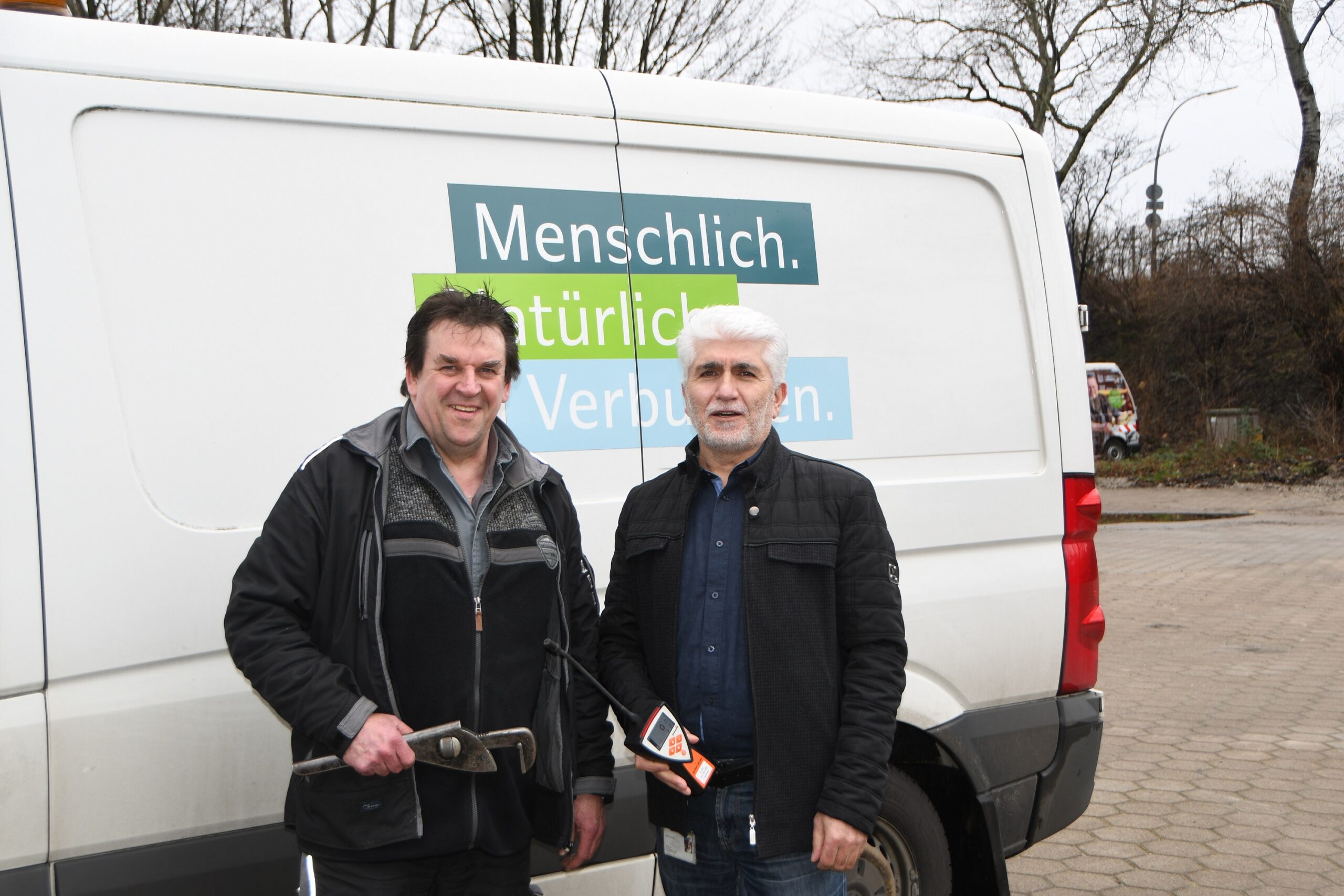 Bernd Moeller (l.) und Satilmis Cagman von Gasnetz Hamburg sind für die Sicherheit im Einsatz