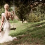 Einzigartige Momente: Eine Braut schreitet erwartungsvoll in Richtung ihrer Freien Trauung