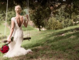 Einzigartige Momente: Eine Braut schreitet erwartungsvoll in Richtung ihrer Freien Trauung
