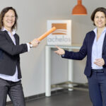 Kathrin-Asmuth übergibt achelos-Staffelstab an Carola-Schwarzenberg (Bildquelle: achelos GmbH)
