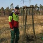 Für DENIOS im Einsatz: Vincent Kinzel pflanzt 160 Eichen in der Bielefelder Senne (Die Bildrechte liegen bei dem Verfasser der Mitteilung.)