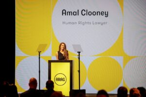 Anwältin und Menschenrechtsaktivistin Amal Clooney auf der ARAG Access to Justice Conference (Die Bildrechte liegen bei dem Verfasser der Mitteilung.)