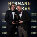 Heilpraktiker für Psychotherapie Sven Schabbach erhält den Award zum 17. International Speaker Slam (Bildquelle: Christina Poersch)