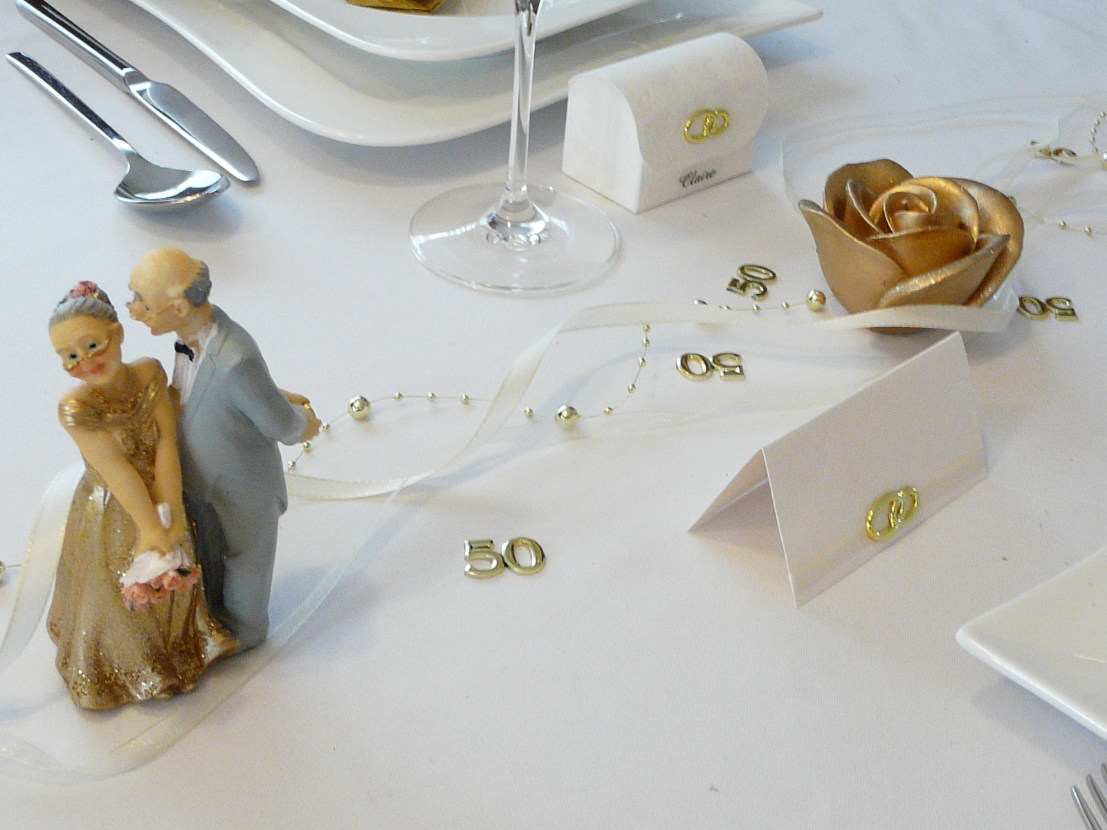 Mustertische zur Goldenen Hochzeit - Tischkarten, Gastgeschenle und Tischdekorationen zur Goldenen