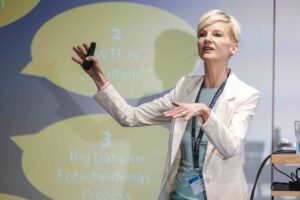 Intuition trifft Big Data: Dr. Johanna Dahms visionäre Keynote (Bildquelle: zalaris-handshake_philipp-kirschner)
