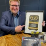 Geschäftsführer Bastian Rauen freut sich über den PLUS X AWARD 2024 TOP 100 Sicherheitstechnikfirme. (Die Bildrechte liegen bei dem Verfasser der Mitteilung.)