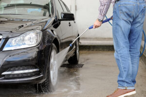 Viele Autofahrer reinigen ihr Fahrzeug gerne in einer Waschanlage. (Bildquelle: ERGO Group)