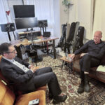 Cem Özdemir (links) im Gespräch mit Dr. Axel Enninger für den consilium-Podcast von InfectoPharm (Die Bildrechte liegen bei dem Verfasser der Mitteilung.)