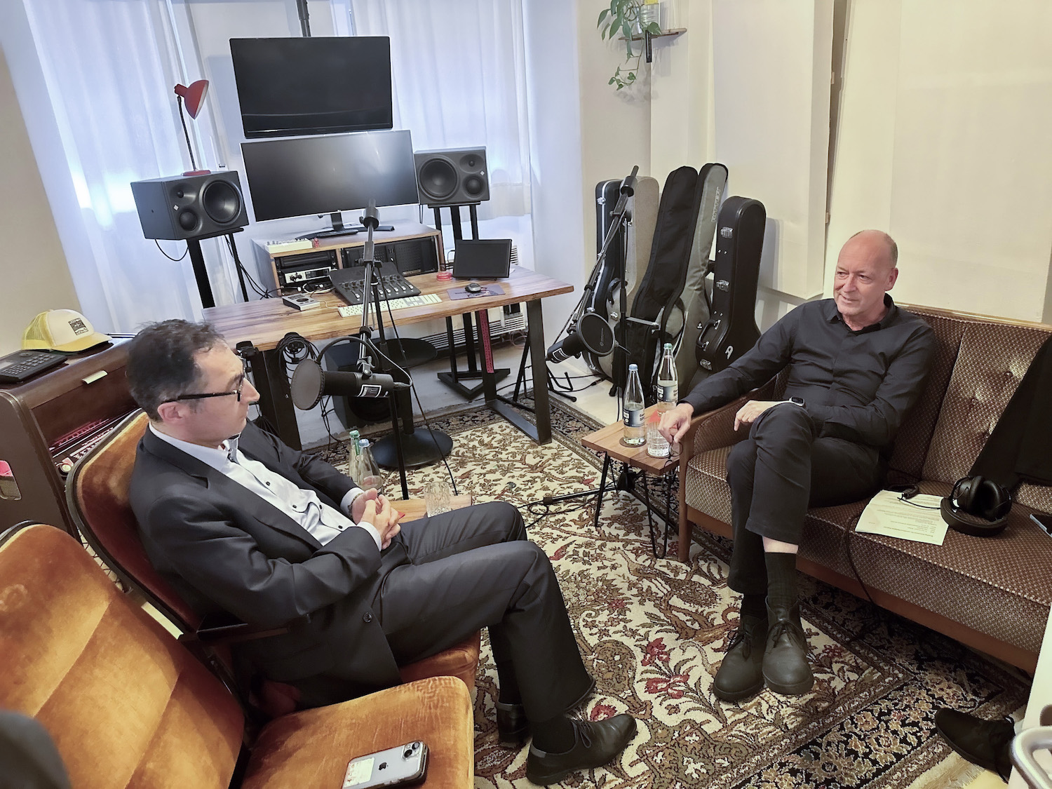 Cem Özdemir (links) im Gespräch mit Dr. Axel Enninger für den consilium-Podcast von InfectoPharm (Die Bildrechte liegen bei dem Verfasser der Mitteilung.)