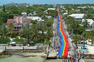 Die längste Regebogenflagge der Welt ziert einmal jedes Jahr im Pride Month die Straßen von Key West (Bildquelle: Andy Newman)