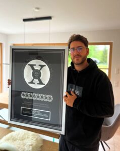 Ein Traum ist wahr: Max Weiß mit dem "Two Comma Club 'X' Award" von ClickFunnels. ©WEISS Consulting & Marketing GmbH