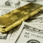 Goldbarren und Dollarscheine; Quelle: Depositphotos