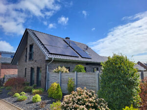 Neben Photovoltaikanlagen für Einfamilienhäuser wie diesem plant und installiert Sun Cracks auch Anlagen für gewerbliche Anwender.