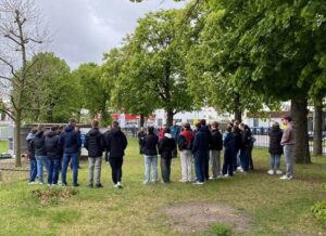 Schülerinnen und Schüler während des Zukunftstages auf dem Gelände der E.DIS in Fürstenwalde.