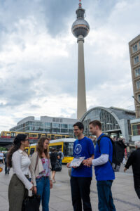 HWPL Werbeaktion am Alexanderplatz in Berlin (Die Bildrechte liegen bei dem Verfasser der Mitteilung.)